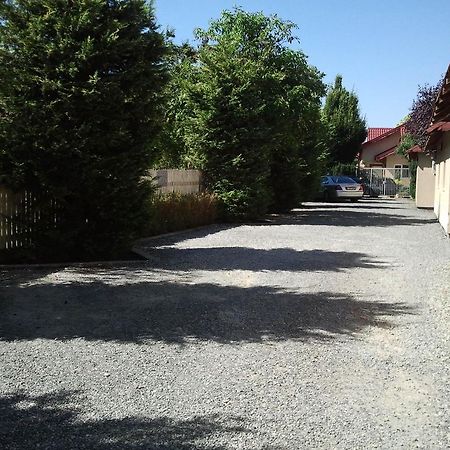 Jr Motel Отопени Екстериор снимка